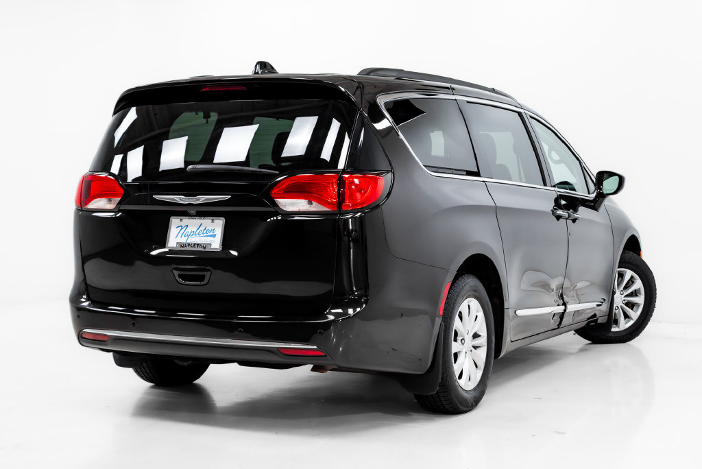 Used 2017 Chrysler Pacifica Touring-L FWD image 29