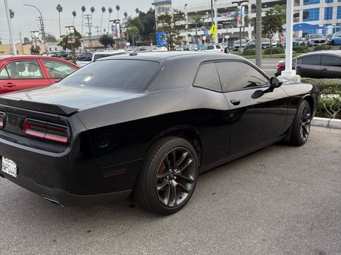 Used 2015 Dodge Challenger SXT image 3