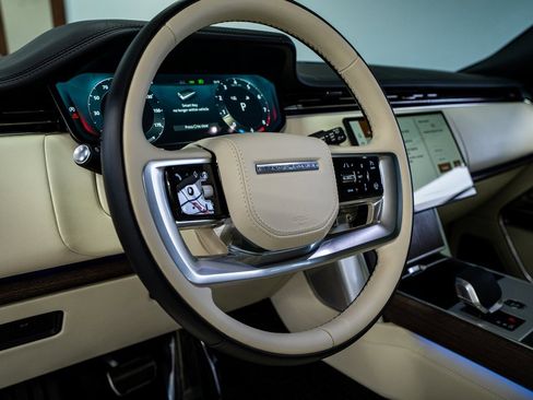 Used 2025 Land Rover Range Rover Long Wheelbase Autobiography image 35