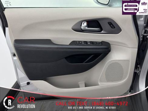 Used 2022 Chrysler Pacifica Touring-L image 51