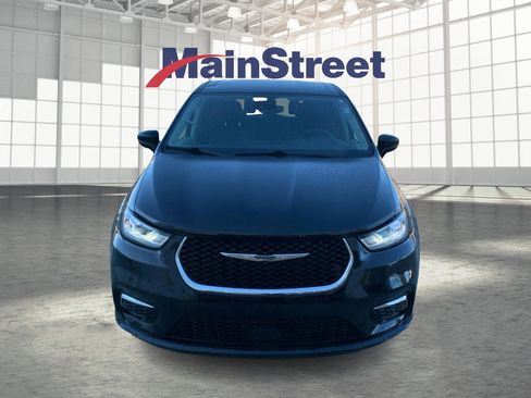 Used 2024 Chrysler Pacifica Touring-L image 8