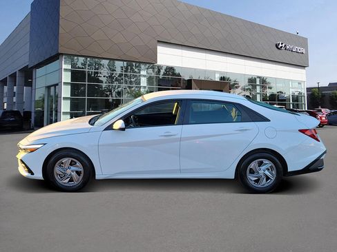 Certified 2025 Hyundai Elantra SE image 3