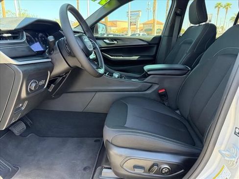 Used 2025 Jeep Grand Cherokee Laredo w/ Trailer Tow Package AWD/4WD image 6