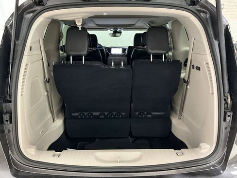 Used 2022 Chrysler Pacifica Limited image 25