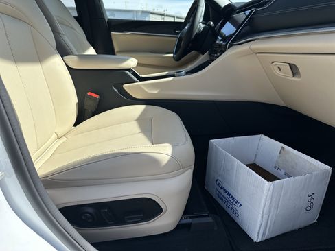 Used 2024 Jeep Grand Cherokee L Limited w/ Luxury Tech Group II image 16