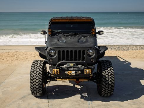 Used 2014 Jeep Wrangler Unlimited Rubicon w/ Connectivity Group AWD/4WD image 3