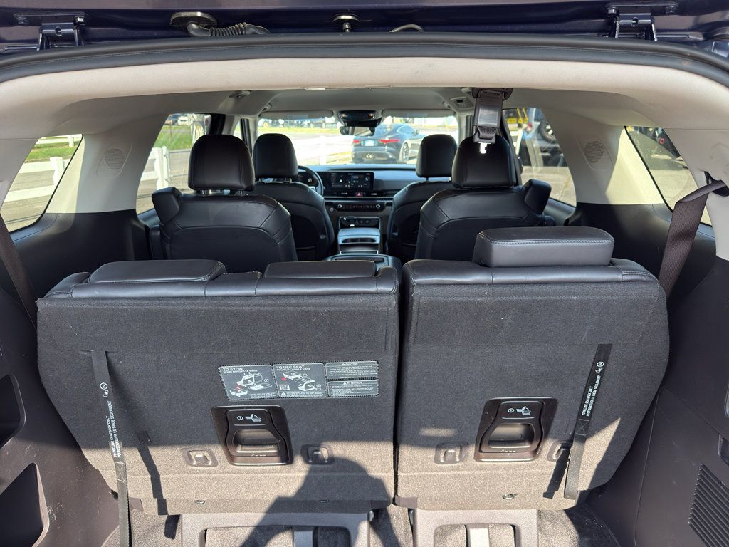 Used 2025 Kia Carnival FWD image 10