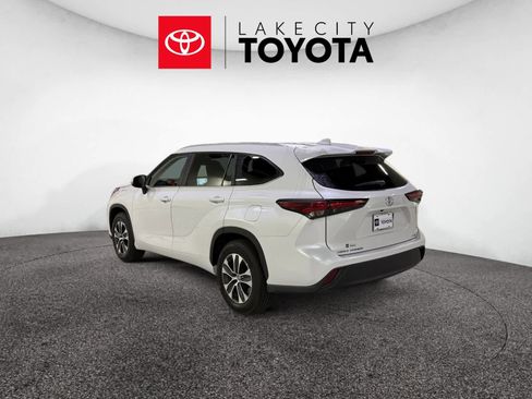 Used 2024 Toyota Highlander XLE image 4