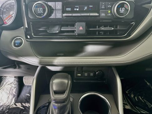 Used 2021 Toyota Highlander L FWD image 23