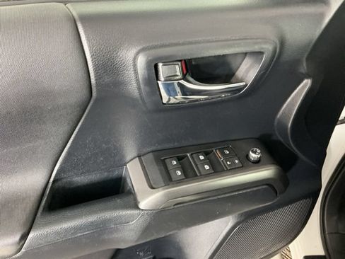 Used 2018 Toyota Tacoma TRD Sport AWD/4WD image 12