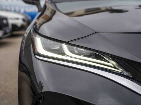 Used 2021 Toyota Venza Limited image 4