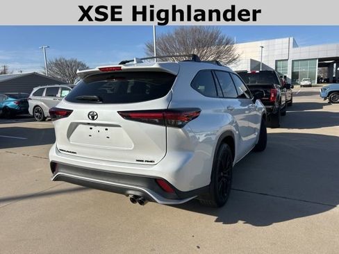 Used 2025 Toyota Highlander XSE image 3
