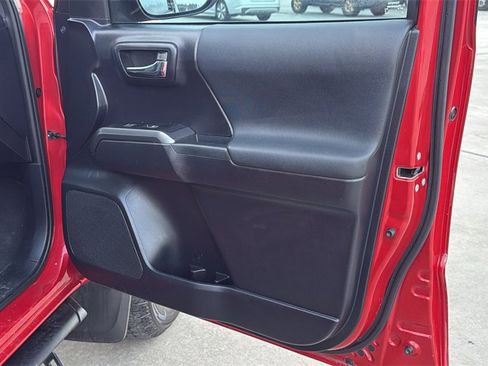 Used 2021 Toyota Tacoma TRD Off-Road image 31
