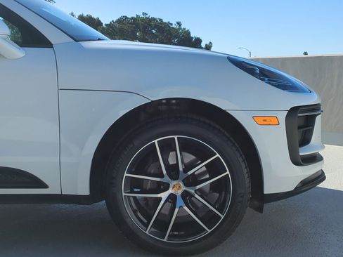 Certified 2023 Porsche Macan image 12