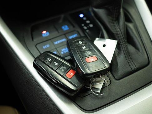 Used 2021 Toyota RAV4 XLE Premium image 24