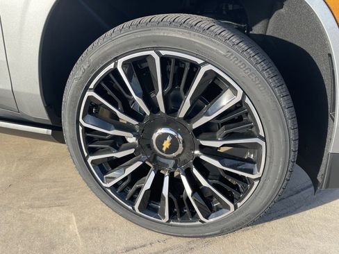 New 2026 Chevrolet Suburban High Country image 9