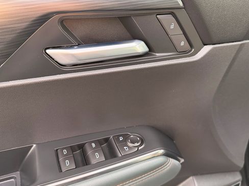 Used 2025 GMC Acadia AT4 w/ Luxury Package image 9