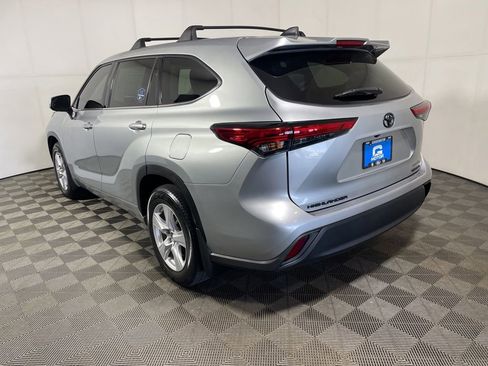 Used 2022 Toyota Highlander LE AWD/4WD image 5