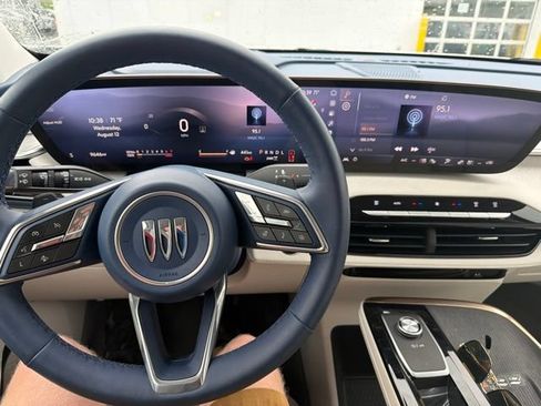 Used 2025 Buick Enclave Avenir AWD/4WD image 9