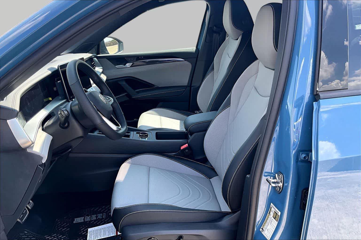 New 2026 Volkswagen Tiguan SE R-Line FWD image 9