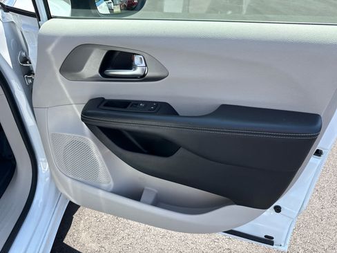 Used 2023 Chrysler Pacifica Touring-L FWD image 15