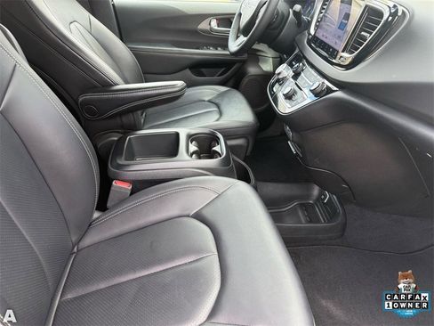 Certified 2025 Chrysler Pacifica Select image 31