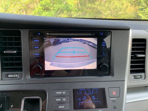 Used 2016 Toyota Sienna LE FWD image 16