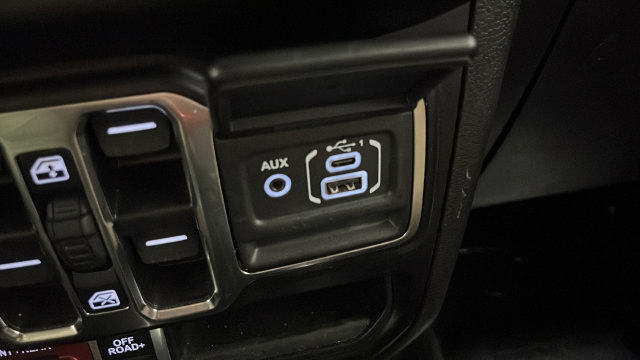 Used 2022 Jeep Gladiator Rubicon w/ LED Lighting Group AWD/4WD image 31