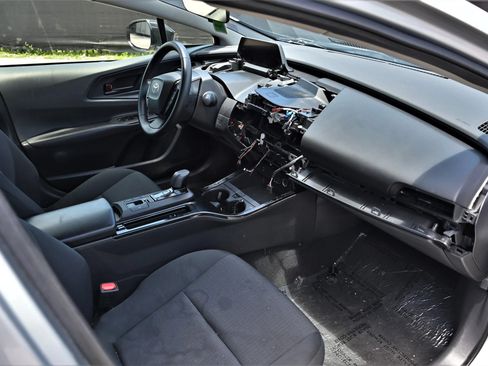 Used 2024 Toyota Prius LE FWD image 11