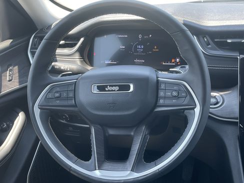 Used 2023 Jeep Grand Cherokee Limited w/ Luxury Tech Group II AWD/4WD image 17