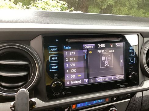 Used 2016 Toyota Tacoma TRD Off-Road w/ Premium & Technology Package AWD/4WD image 14