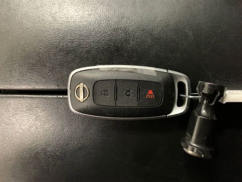 Used 2023 Nissan Rogue S image 29