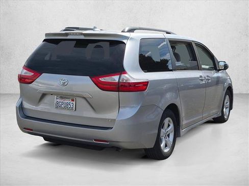 Used 2018 Toyota Sienna LE w/ Carpet Mat Package FWD image 5