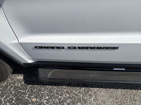 Used 2018 Jeep Grand Cherokee Limited image 12