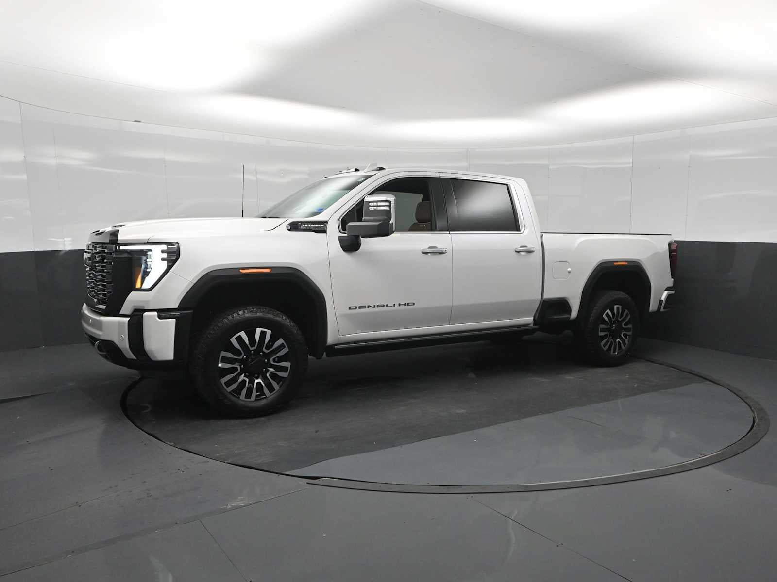 Used 2025 GMC Sierra 2500 Denali Ultimate w/ Max Trailering Package AWD/4WD image 4