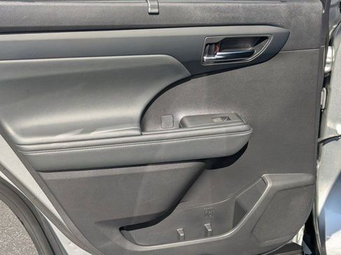 Used 2022 Toyota Highlander XLE AWD/4WD image 19