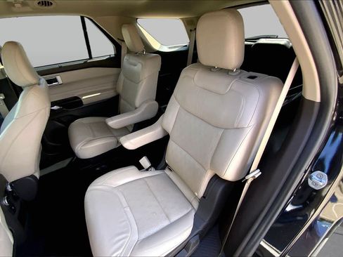 Used 2021 Ford Explorer Platinum w/ Premium Technology Package AWD/4WD image 21
