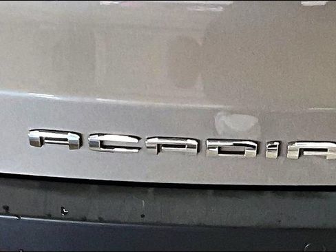 Certified 2023 GMC Acadia SLT AWD/4WD image 7