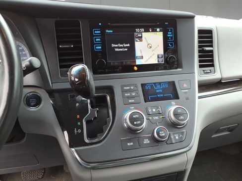 Used 2016 Toyota Sienna XLE image 17