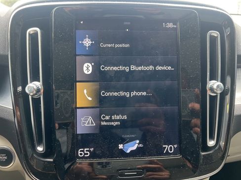 Used 2020 Volvo XC40 T4 Momentum image 10