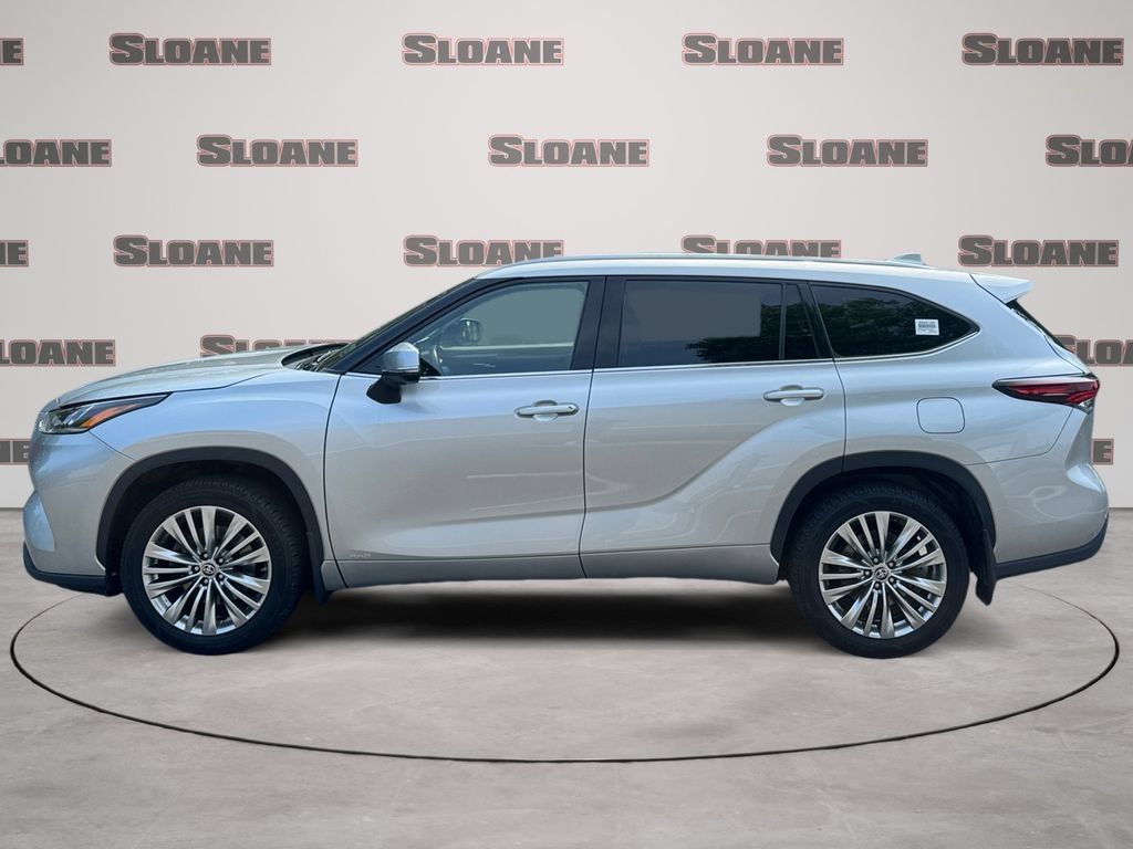 Used 2024 Toyota Highlander Platinum AWD/4WD image 2