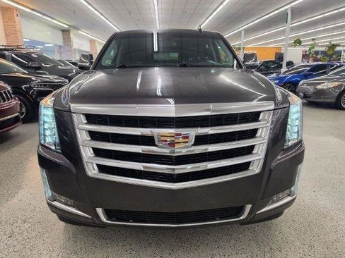 Used 2017 Cadillac Escalade ESV Luxury AWD/4WD image 3