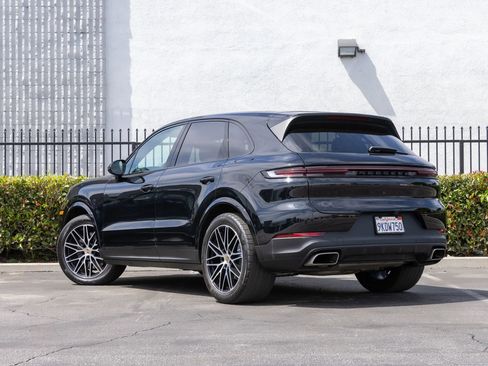 Used 2024 Porsche Cayenne image 3
