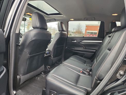 Used 2017 Toyota Highlander XLE image 8