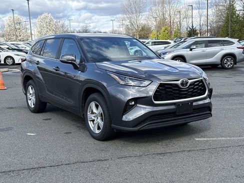 Used 2025 Toyota Highlander LE image 1