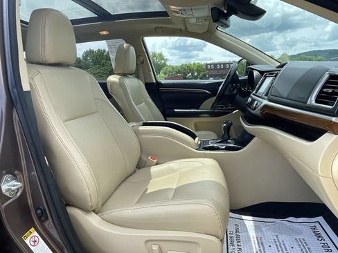 Certified 2018 Toyota Highlander Limited Platinum w/ Carpet Mat Package (TMS) AWD/4WD image 22