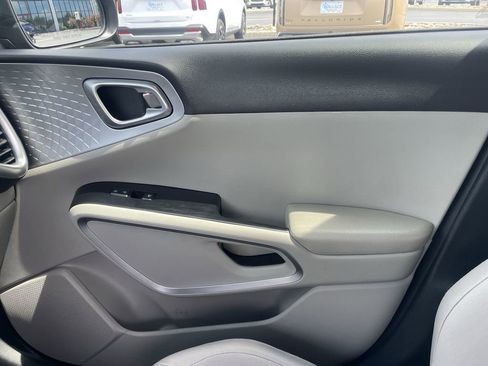 Certified 2023 Kia Soul LX w/ LX Technology Package FWD image 19