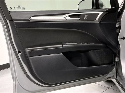 Used 2020 Ford Fusion SE FWD image 21