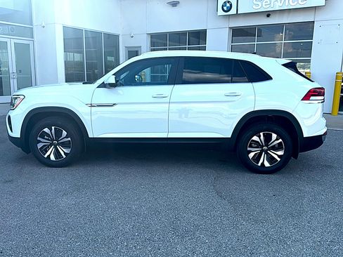 Used 2025 Volkswagen Atlas Cross Sport SE FWD image 4