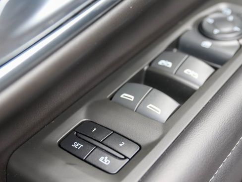 Used 2022 Chevrolet Suburban Z71 image 11